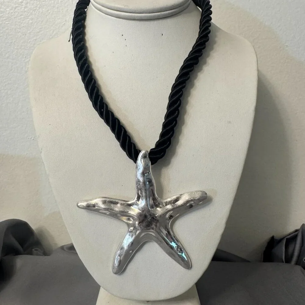 PUNJAB MINIMAL STATMENT NECKLACE - Picture 2 of 3